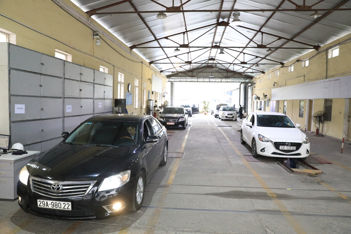 So với mọi năm, năm nay, nhu cầu đăng kiểm xe của người dân sau kỳ nghỉ Tết tăng cao (Ảnh: Phan Tuấn Anh). So với mọi năm, năm nay, nhu cầu đăng kiểm xe của người dân sau kỳ nghỉ Tết tăng cao (Ảnh: Phan Tuấn Anh).