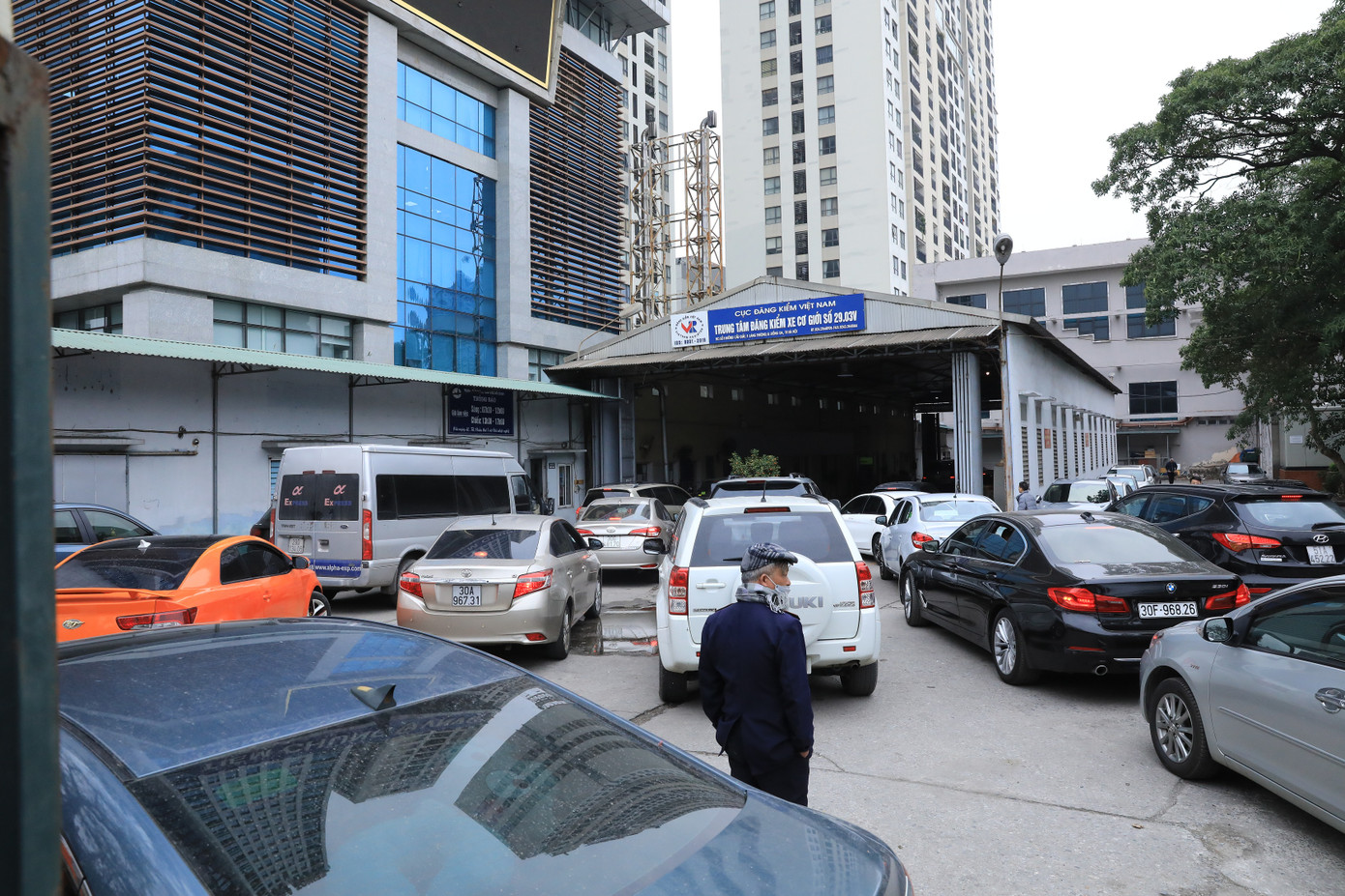 Trung tâm 29 -03V (Cấu Giấy, Hà Nội) đông từ sáng sớm (Ảnh: Phan Tuấn Anh). Trung tâm 29 -03V (Cấu Giấy, Hà Nội) đông từ sáng sớm (Ảnh: Phan Tuấn Anh).