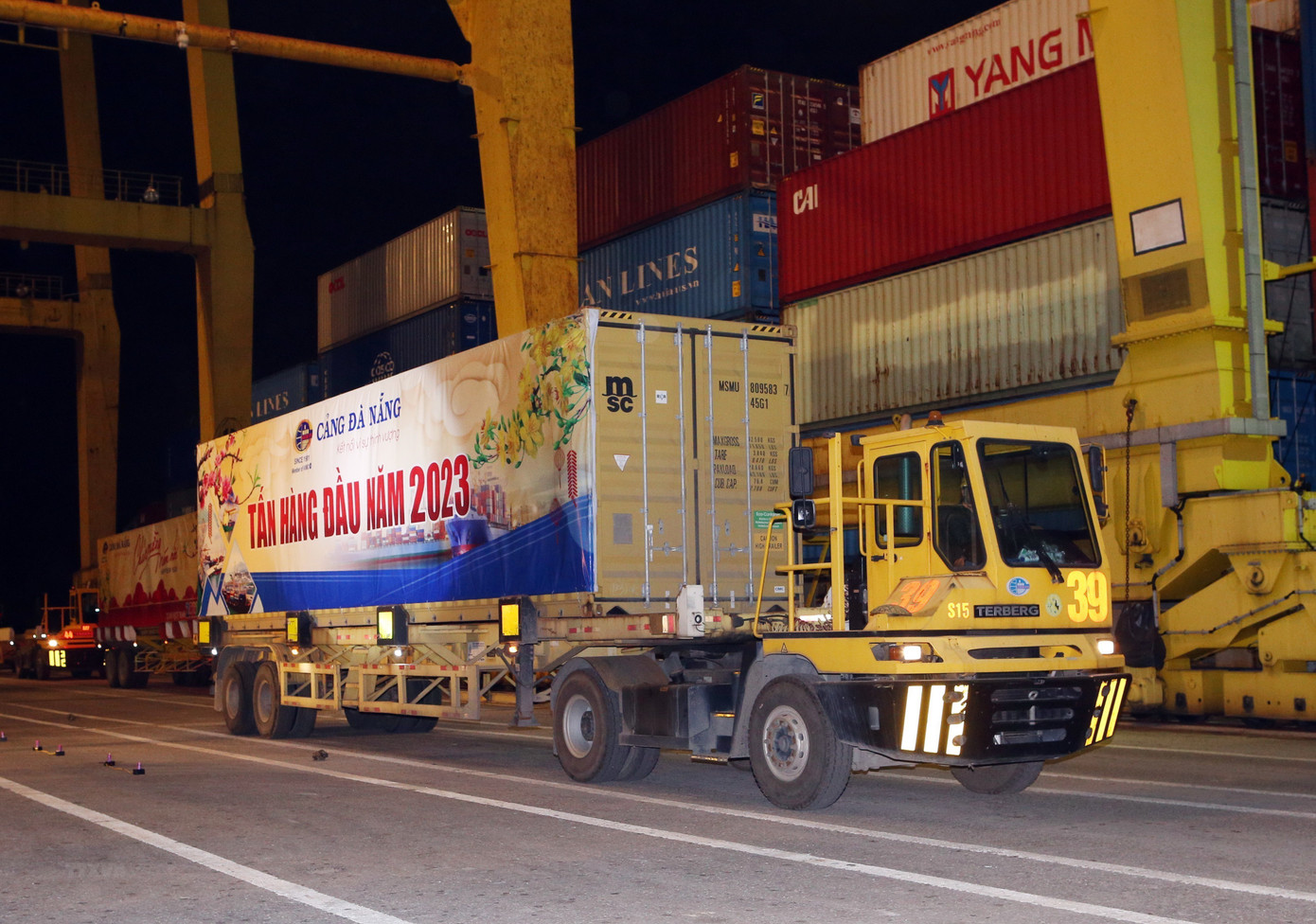 Cảng Đà Nẵng đón tấn hàng đầu tiên năm 2023.