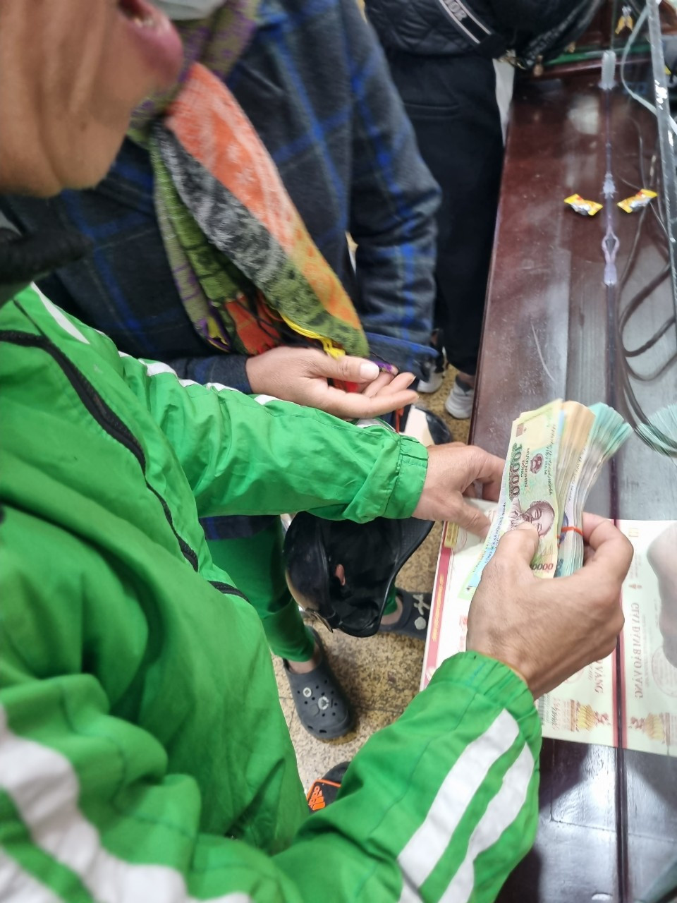 Anh Nguyễn Trọng Nguyên (Khâm Thiên, Đống Đa) bán hơn 1 cây vàng (ảnh: Ngọc Mai). Anh Nguyễn Trọng Nguyên (Khâm Thiên, Đống Đa) bán hơn 1 cây vàng (ảnh: Ngọc Mai).