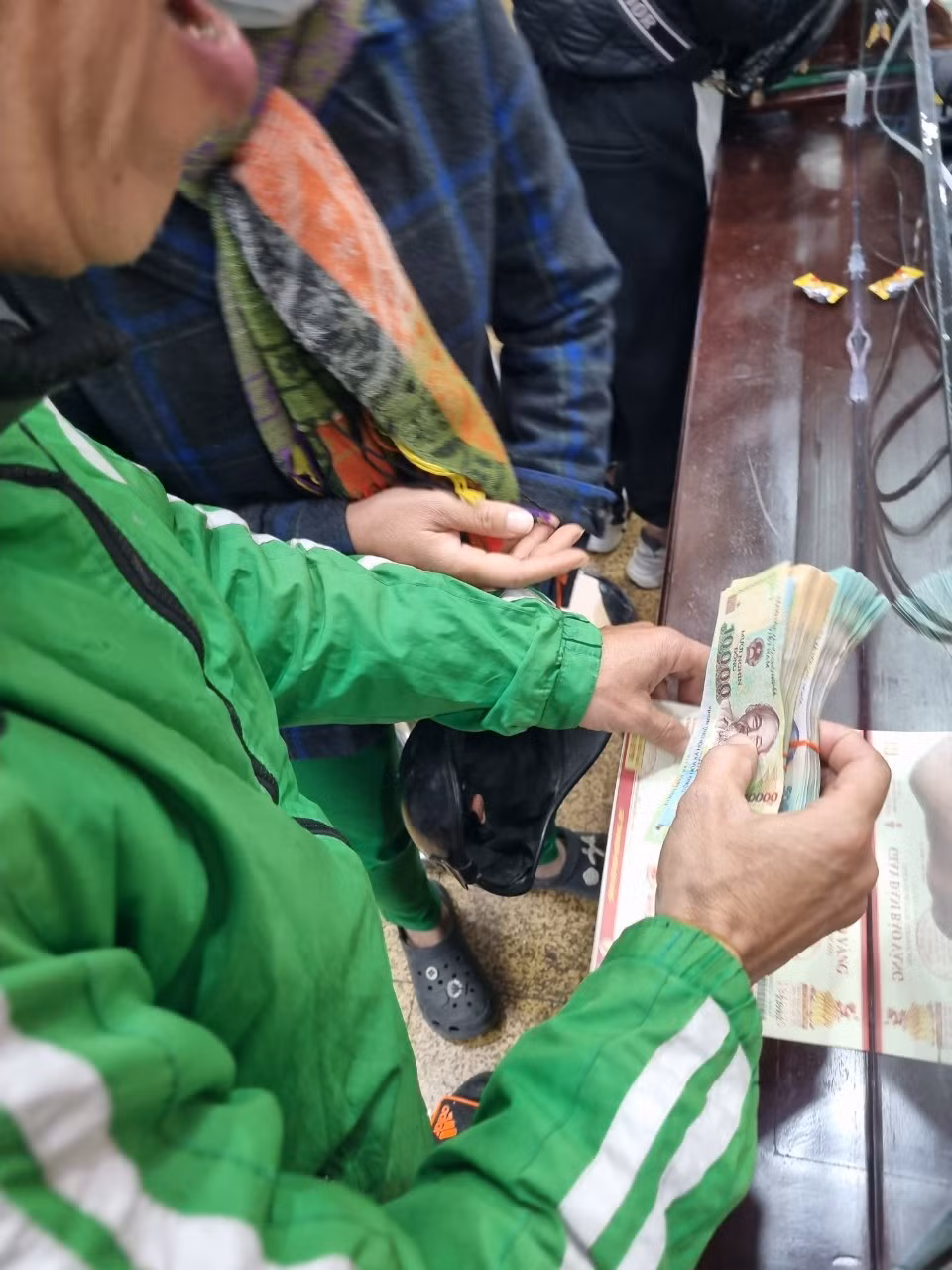 Anh Nguyễn Trọng Nguyên (Khâm Thiên, Đống Đa) bán hơn 1 cây vàng (ảnh: Ngọc Mai). Anh Nguyễn Trọng Nguyên (Khâm Thiên, Đống Đa) bán hơn 1 cây vàng (ảnh: Ngọc Mai).