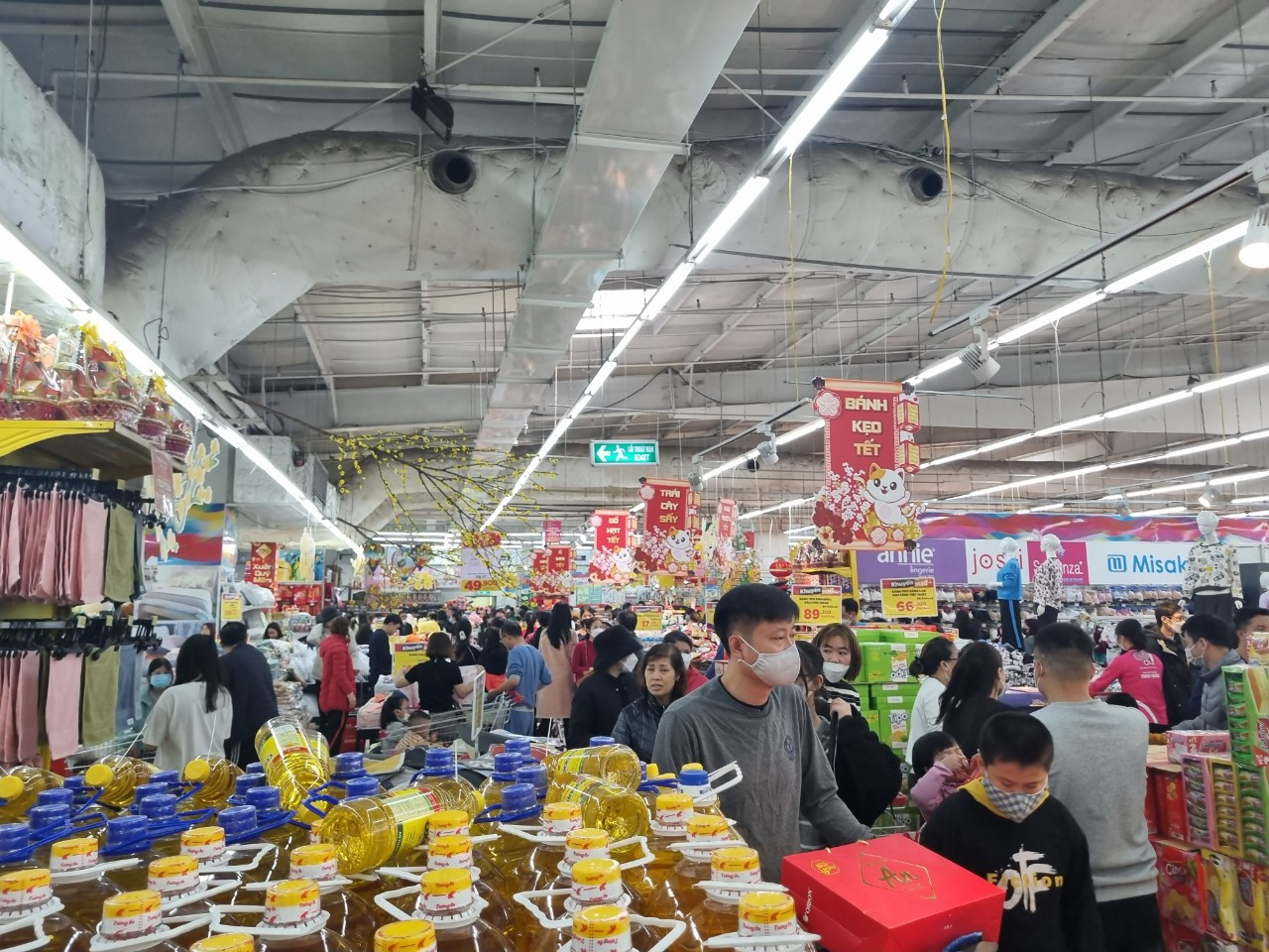 Nhiều người dân chen chân tại siêu thị nhưng mua sắm dè dặt.