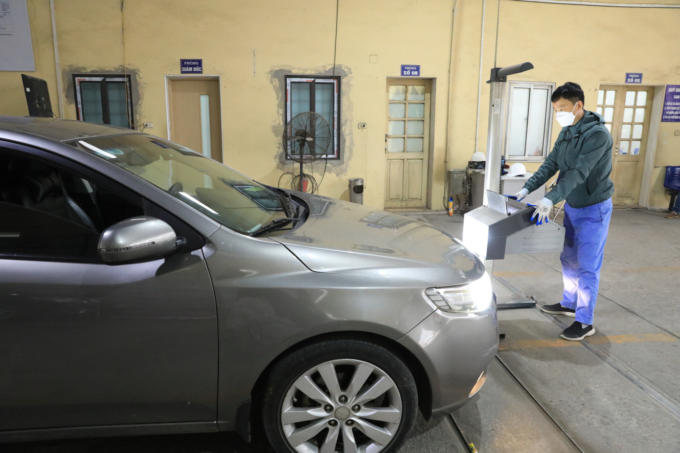 Mặc dù lượng xe đông nhưng các trung tâm vẫn đảm bảo kiểm định hết công suất xe trong ngày (Ảnh: Phan Tuấn Anh). Mặc dù lượng xe đông nhưng các trung tâm vẫn đảm bảo kiểm định hết công suất xe trong ngày (Ảnh: Phan Tuấn Anh).