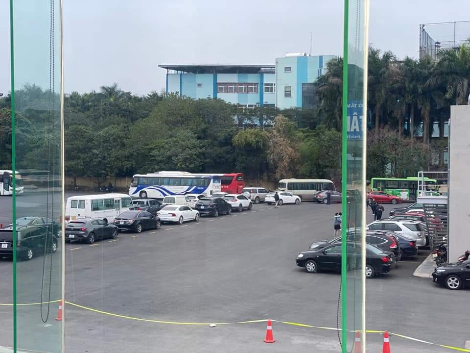 Trung tâm đăng kiểm 29-25D (ở phường Mai Dịch) đến chiều vẫn đông xe xếp hàng trong bãi. Trung tâm đăng kiểm 29-25D (ở phường Mai Dịch) đến chiều vẫn đông xe xếp hàng trong bãi.