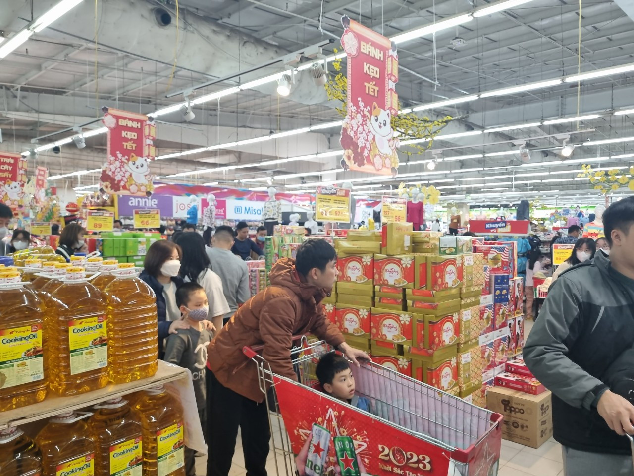 Người dân thắt chặt chi tiêu chỉ mua những món đồ cần thiết.