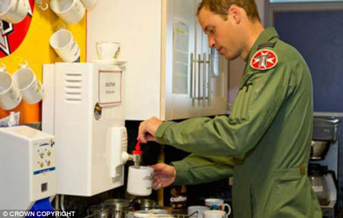 Hoàng tử Willliam tự tay pha trà