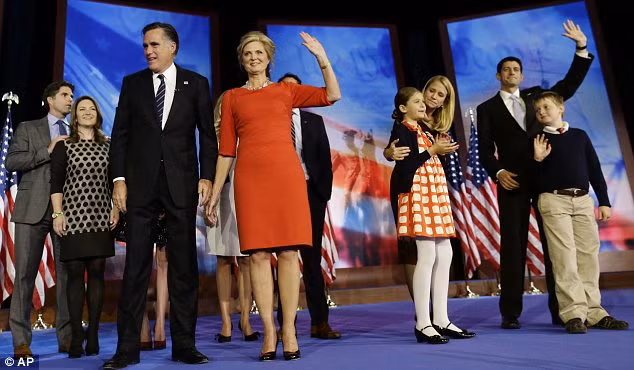 Đại gia đình ông Mitt Romney có mặt trên sân khấu 