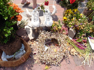 Đôi giày mang đôi cánh. Ảnh: Lê Anh Hoài