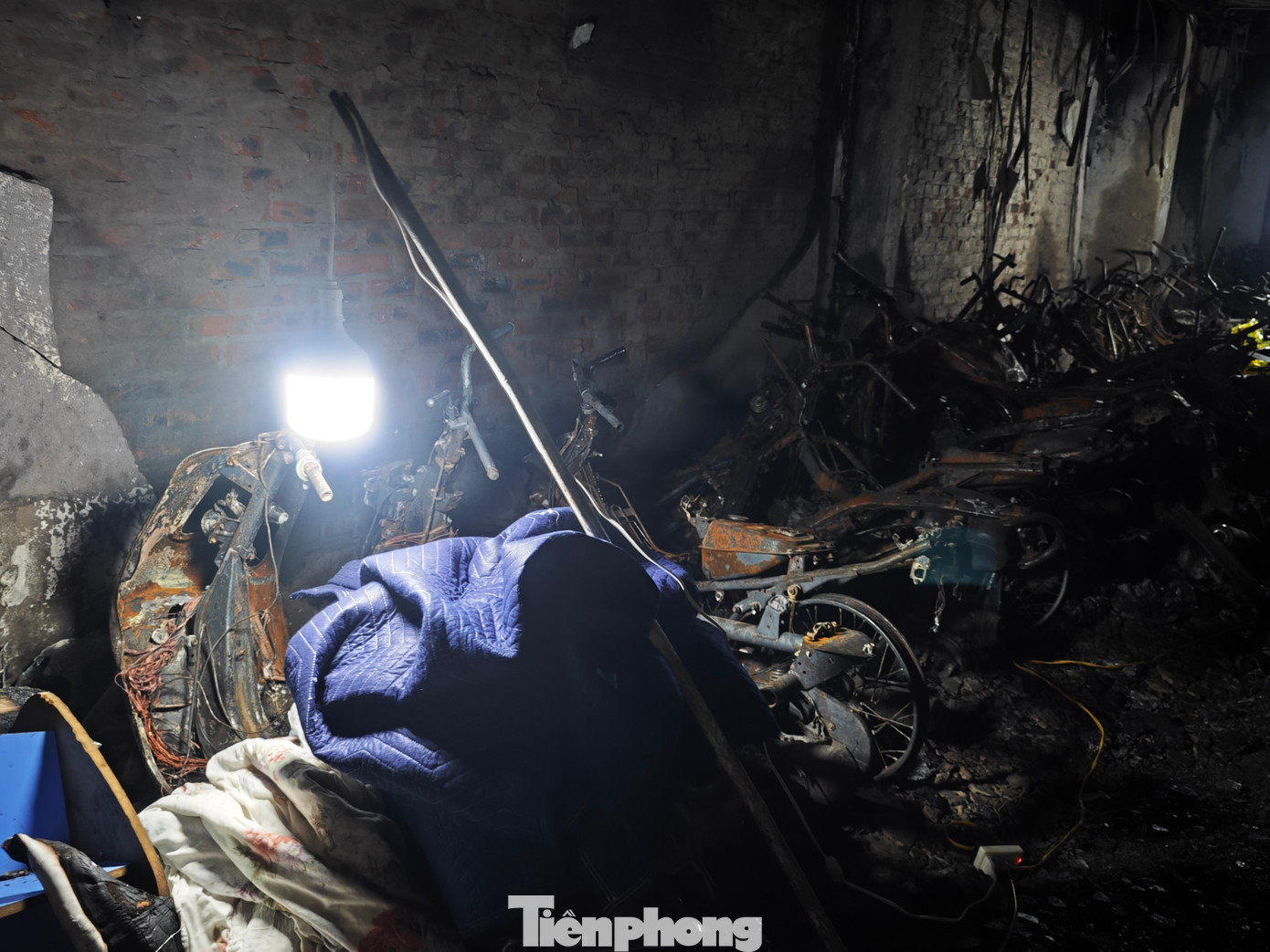 Tại hiện trường xe máy, xe đạp... cháy rụi. Tại hiện trường xe máy, xe đạp... cháy rụi.