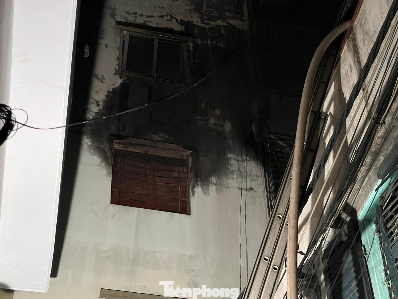 Cửa sổ phía bên ngoài chung cư. Cửa sổ phía bên ngoài chung cư.