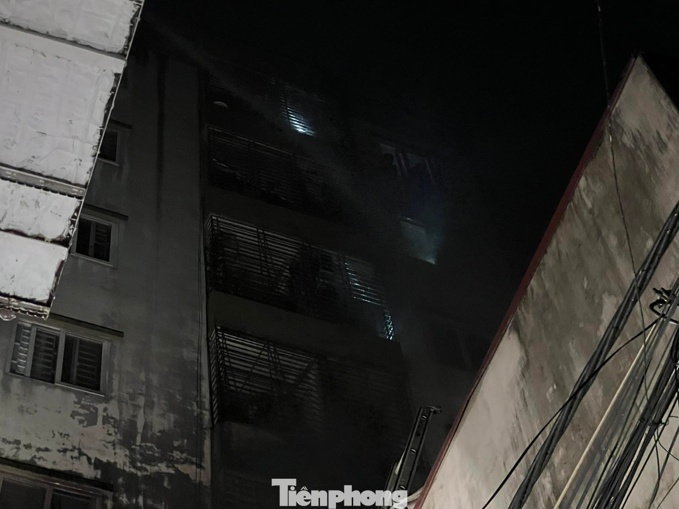 Song sắt tại các cửa sổ, ban công. Song sắt tại các cửa sổ, ban công.