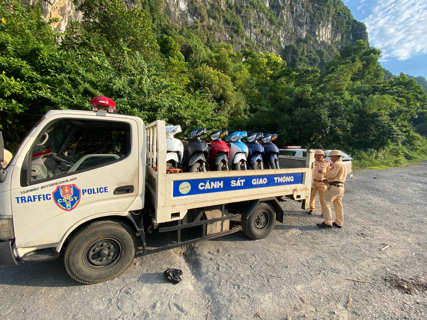 Lực lượng CSGT ngăn chặn đoàn xe trên cao tốc. Lực lượng CSGT ngăn chặn đoàn xe trên cao tốc.