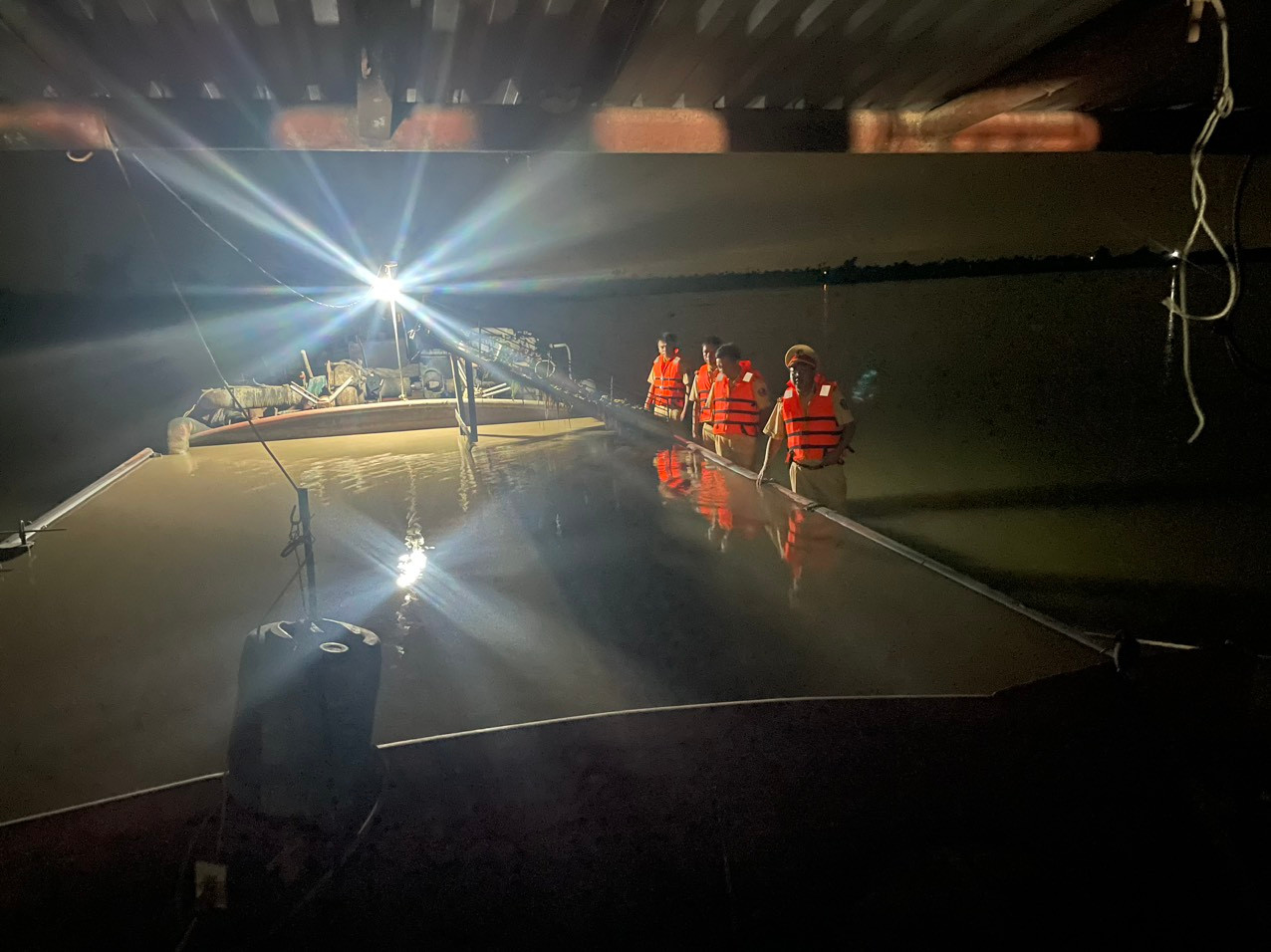 Lực lượng CSGT kiểm tra tàu hút cát. Lực lượng CSGT kiểm tra tàu hút cát.