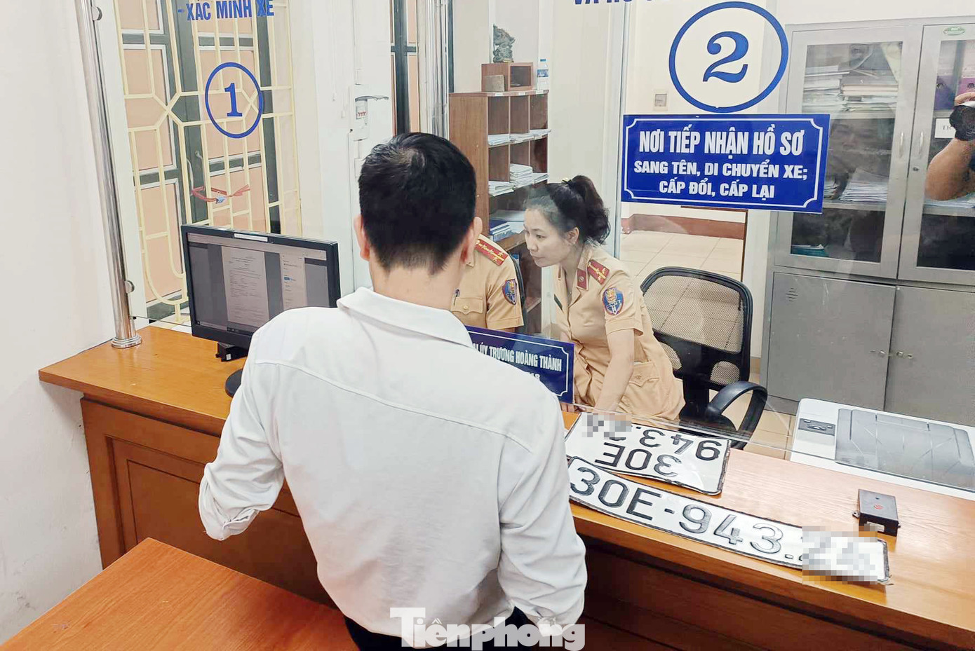 Điểm tiếp nhận hồ sơ sang tên, di chuyển xe; cấp đổi, cấp lại tại Hà Nội. Ảnh: Thanh Hà