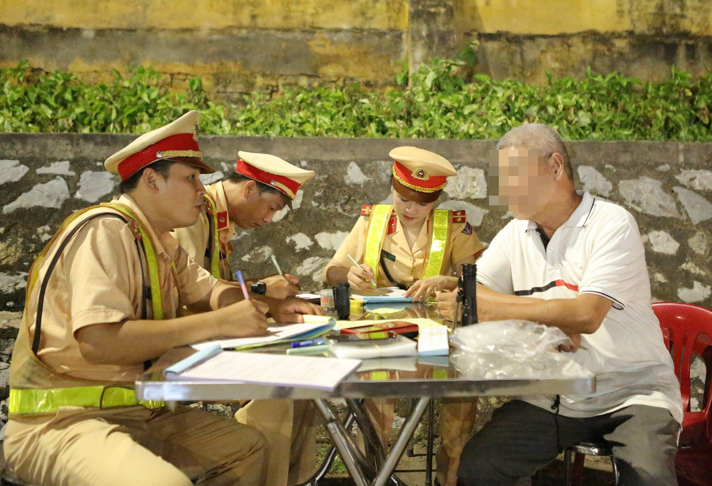 Tổ công tác làm việc với tài xế.