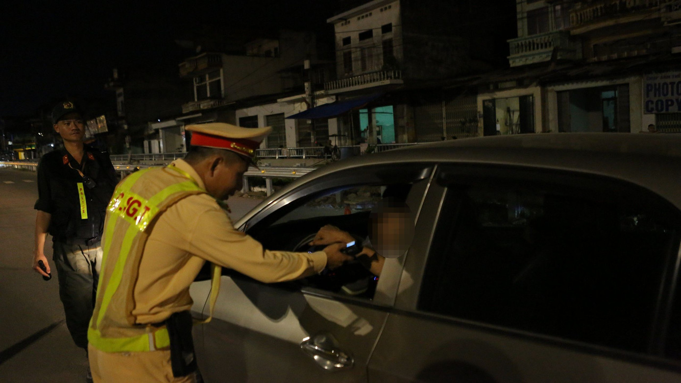 Tổ công tác kiểm tra nồng độ cồn tài xế.