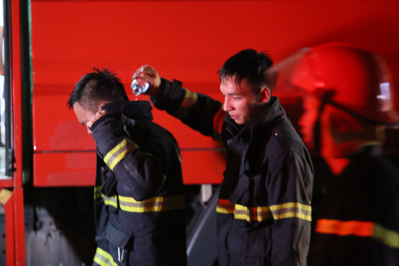 Sức nóng bên trong hiện trường làm da các chiến sĩ PCCC bỏng rát. Sức nóng bên trong hiện trường làm da các chiến sĩ PCCC bỏng rát.