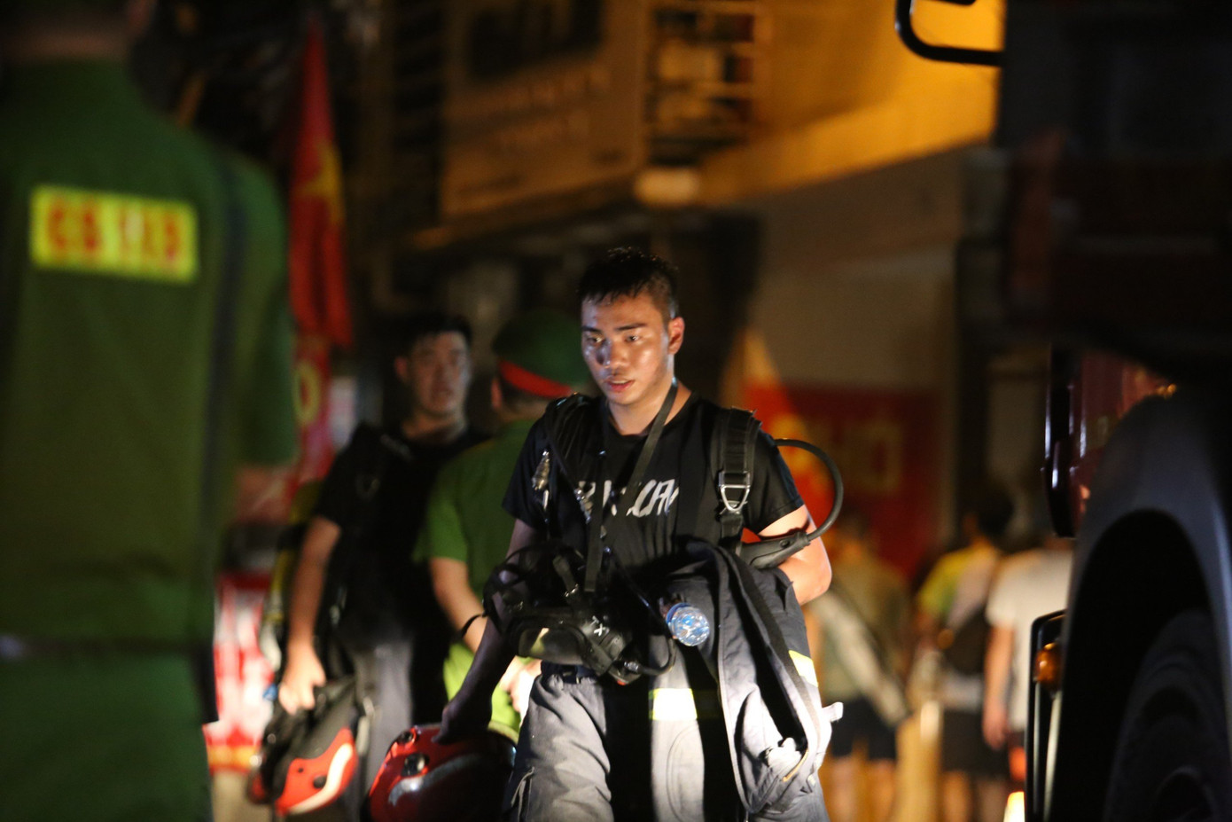 Nhiều chiến sĩ PCCC mệt nhoài khi chữa cháy. Nhiều chiến sĩ PCCC mệt nhoài khi chữa cháy.