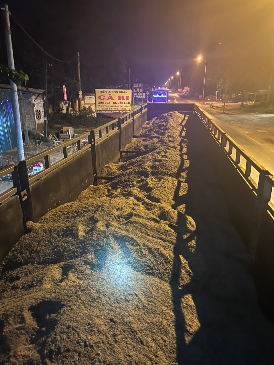 Cát vàng trở trên rơ-móoc.