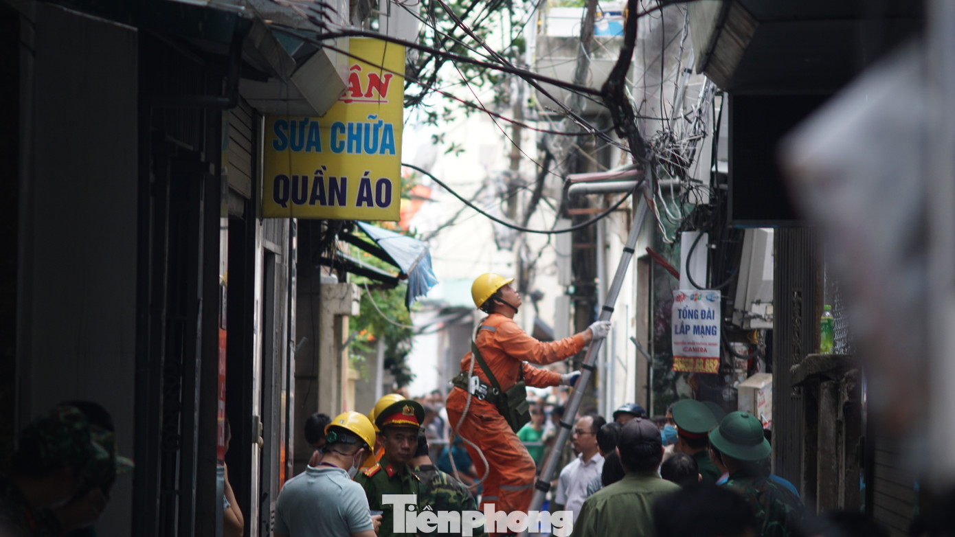 Nhân viên công ty điện lực cũng có mặt để xử lý điện. Nhân viên công ty điện lực cũng có mặt để xử lý điện.