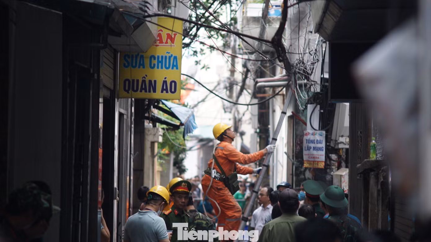 Nhân viên công ty điện lực cũng có mặt để xử lý điện.