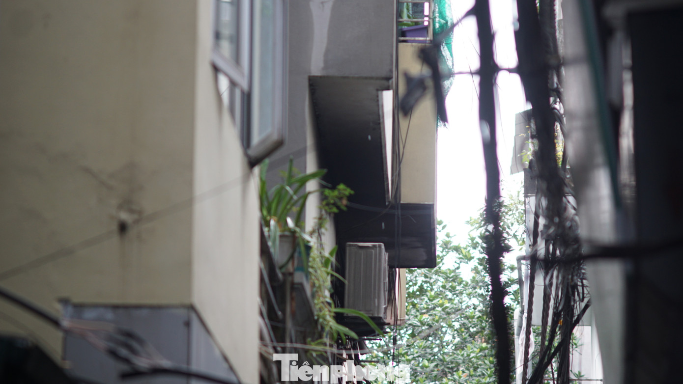 Phía trước ngôi nhà một mảng tường bị khói ám đen. Phía trước ngôi nhà một mảng tường bị khói ám đen.