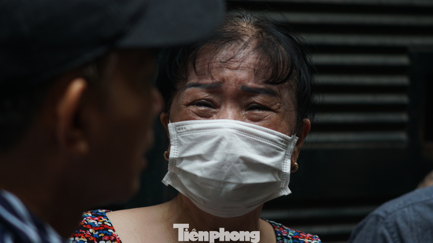 Một số người có mặt tại hiện trường tìm người thân. Một số người có mặt tại hiện trường tìm người thân.