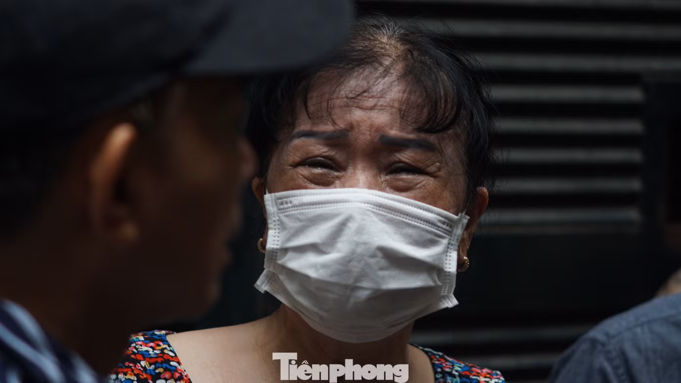 Một số người có mặt tại hiện trường tìm người thân.