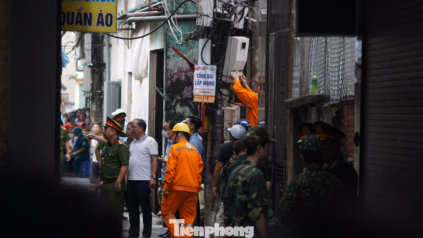 Cảnh sát rào chắn phong toả hiện trường từ xa.