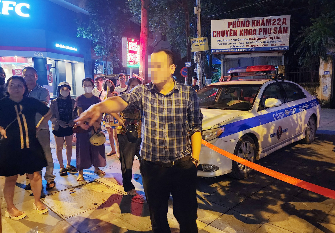 Nhiều người dân theo dõi sự việc tại hiện trường. Nhiều người dân theo dõi sự việc tại hiện trường.