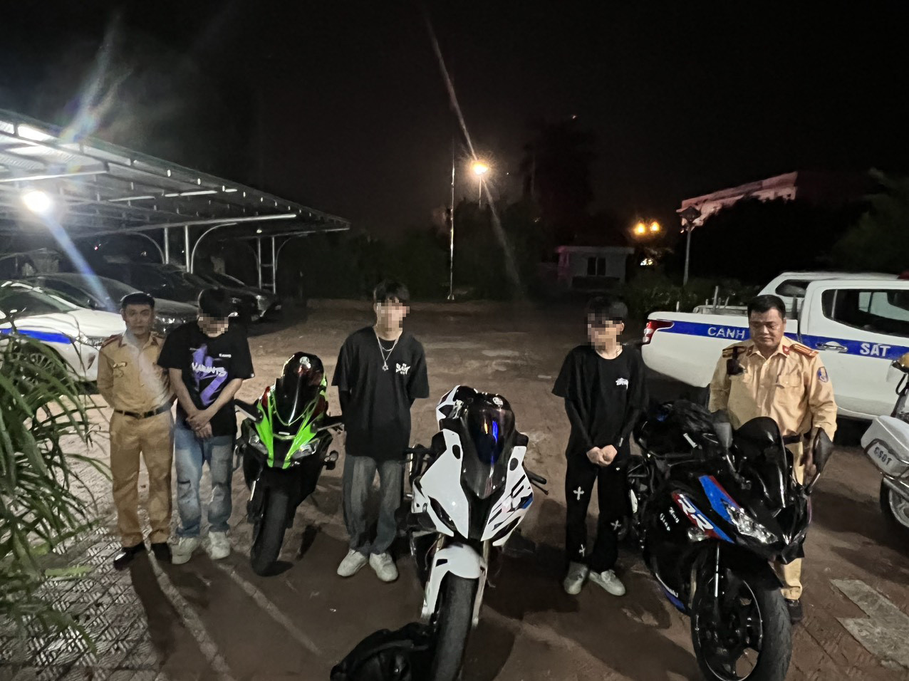 Đoàn xe máy phân khối lớn đi vào cao tốc. Đoàn xe máy phân khối lớn đi vào cao tốc.