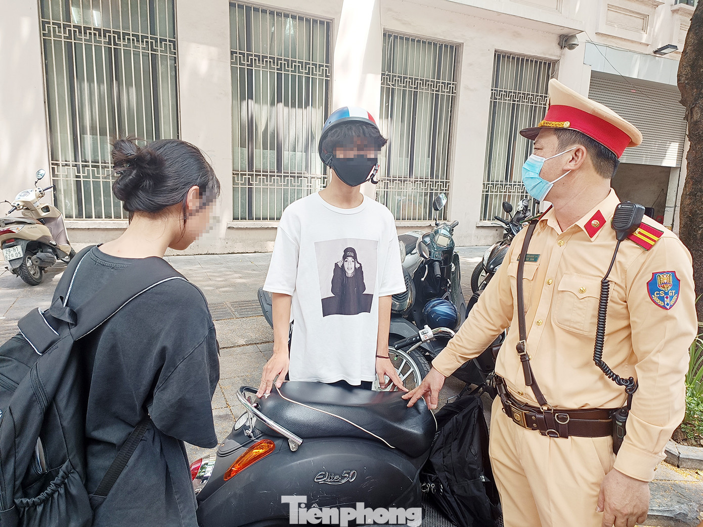 Ngoài công tác xử lý vi phạm, tổ công tác kết hợp tuyên truyền nhắc nhở một số trường hợp là học sinh, sinh viên. Một số em cho biết, do nhà gần, mặc dù mang theo mũ bảo hiểm nhưng không đội do chủ quan...