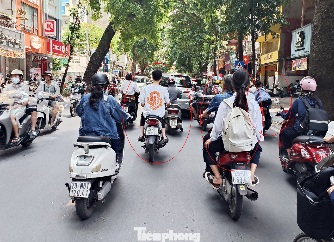 Trên phố Lò Đúc, cả người lớn và học sinh đều không đội mũ bảo hiểm khi tham gia giao thông.