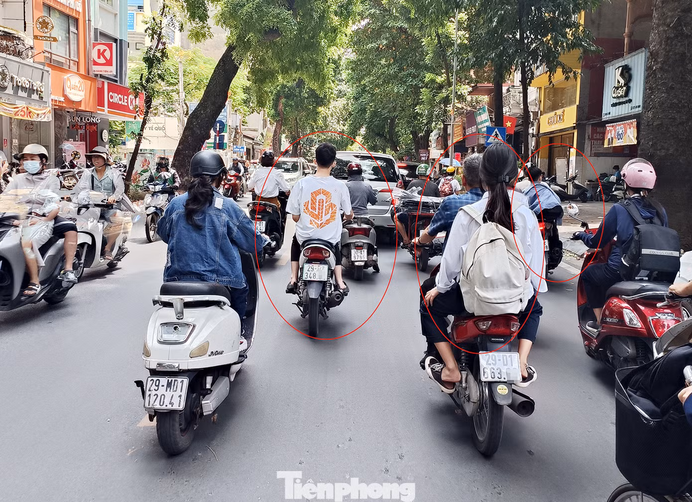 Trên phố Lò Đúc, cả người lớn và học sinh đều không đội mũ bảo hiểm khi tham gia giao thông.