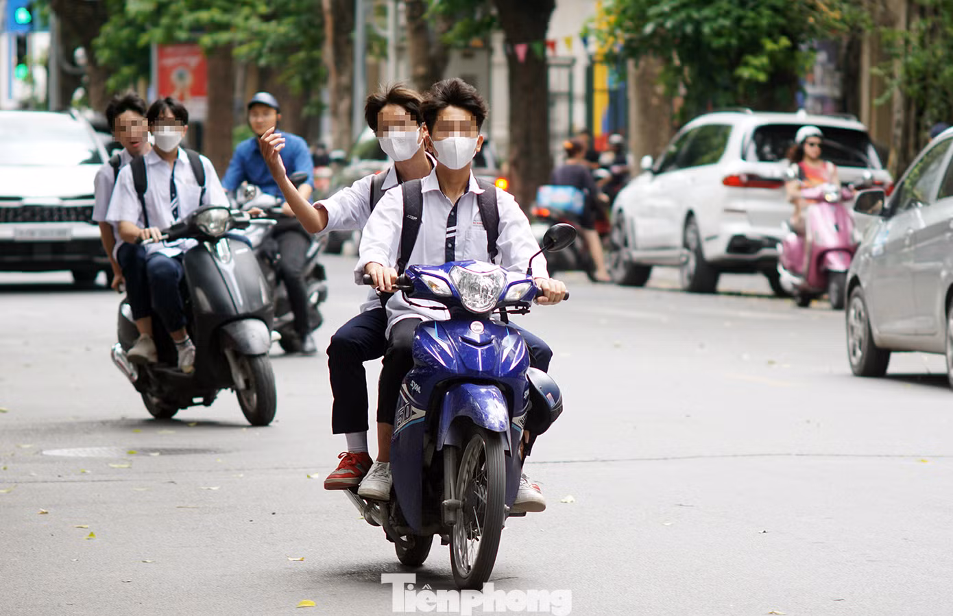 Trong cùng ngày, theo ghi nhận của phóng viên, trên một số tuyến phố trung tâm Thủ đô, tình trạng học sinh, sinh viên điều khiển xe máy, xe điện tham gia giao thông rất nhiều. Trong số đó, nhiều em không đội mũ bảo hiểm gây mất an toàn.