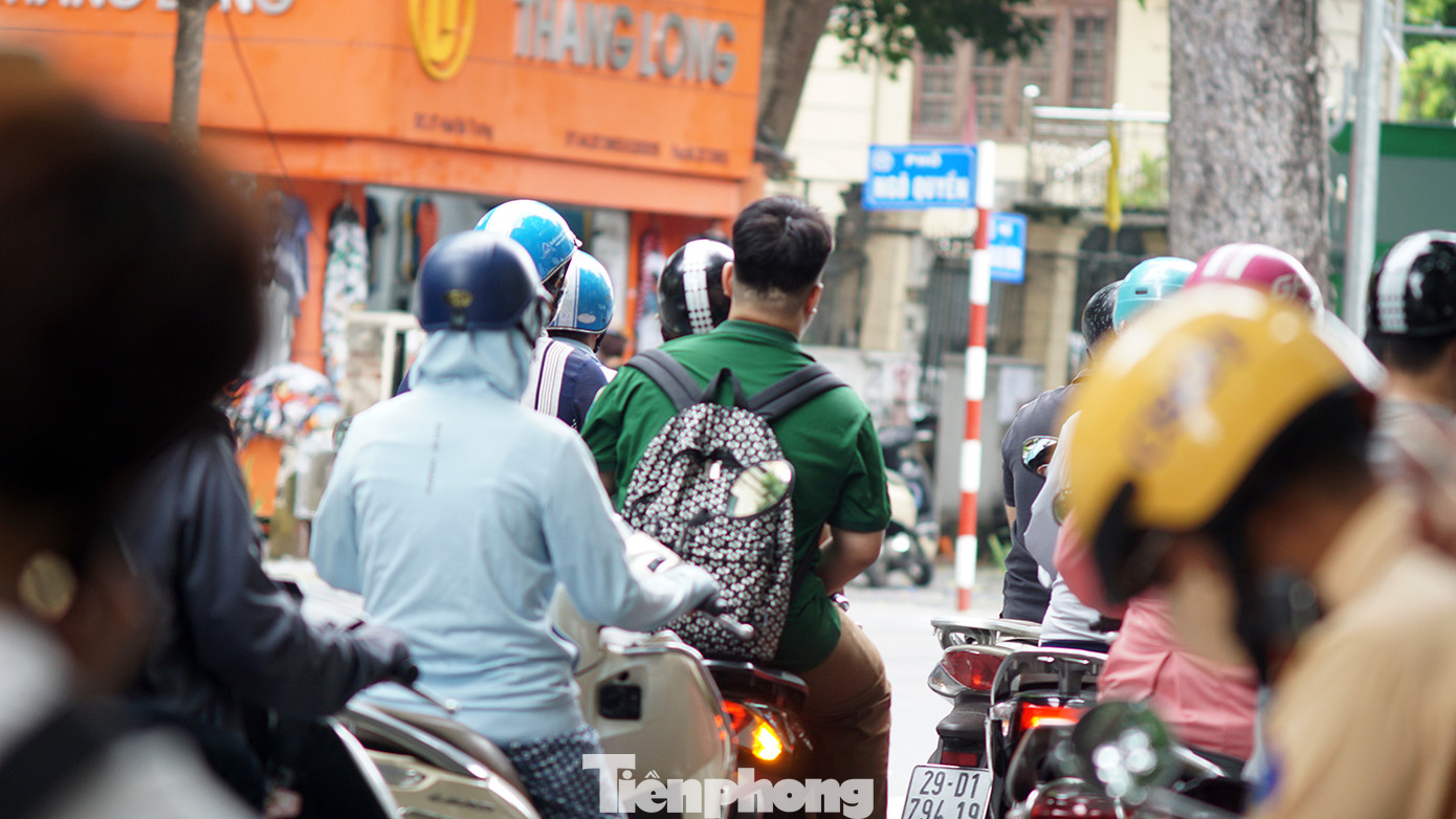 Ngay cả những người lớn khi chở các em học sinh cũng không đội mũ bảo hiểm cho con em mình.