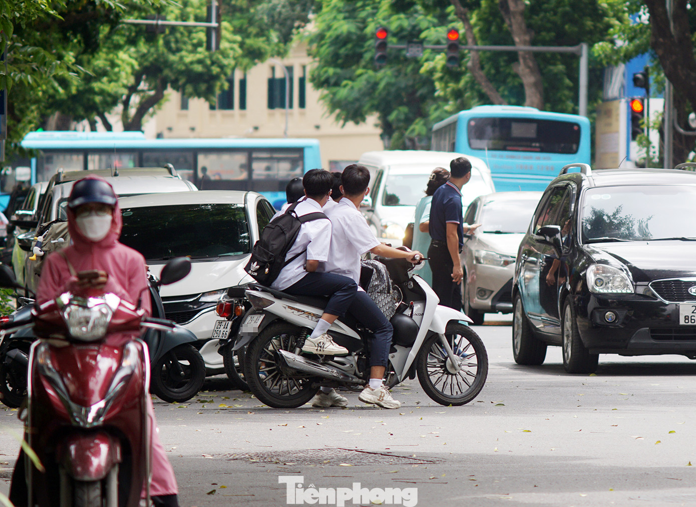 Hai học sinh đi xe máy nhưng không đội mũ bảo hiểm.