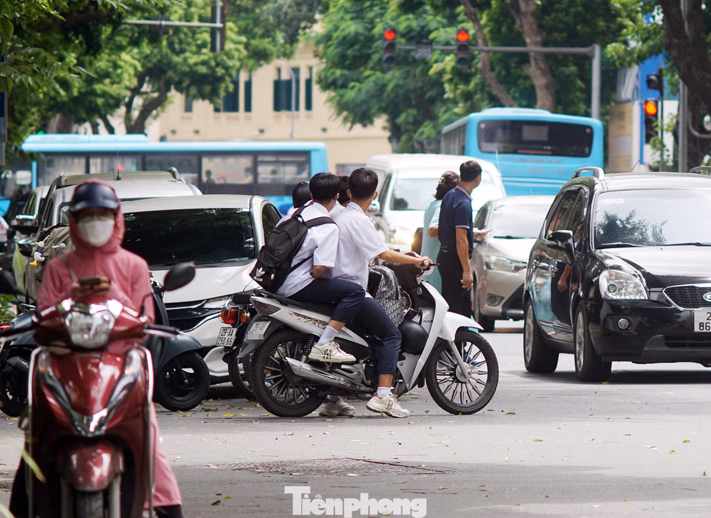 Hai học sinh đi xe máy nhưng không đội mũ bảo hiểm.