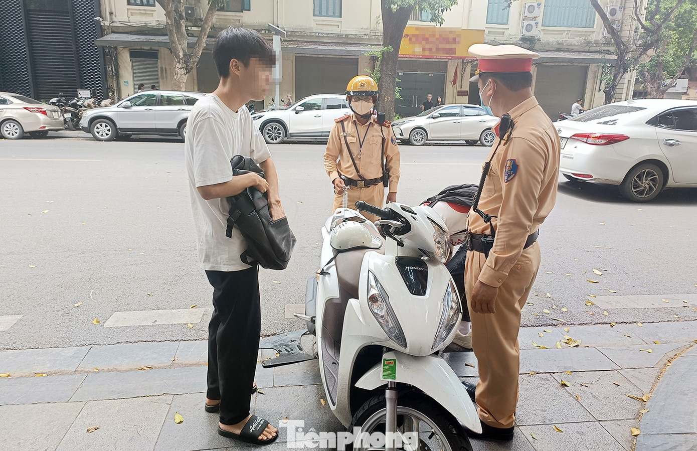 Tại khu vực đường Hai Bà Trưng (Hà Nội) chỉ trong thời gian ngắn, tổ công tác xử lý nhiều trường hợp vi phạm như không đội mũ bảo hiểm, không có giấy phép lái xe... khi tham gia giao thông.