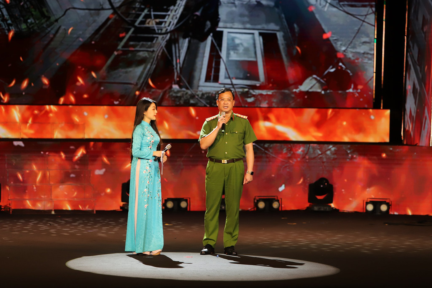 Đại tá Phạm Trung Hiếu - Trưởng phòng Cảnh sát PCCC&CNCH Công an TP Hà Nội chia sẻ về công tác PCCC&CNCH tại chương trình.