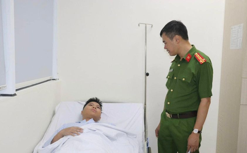 Đại tá Nguyễn Ngọc Quyền, Trưởng Công an quận Hà Đông đã thăm hỏi, động viên chiến sĩ bị thương trong khi thực hiện nhiệm vụ chữa cháy, cứu nạn, cứu hộ Đại tá Nguyễn Ngọc Quyền, Trưởng Công an quận Hà Đông đã thăm hỏi, động viên chiến sĩ bị thương trong khi thực hiện nhiệm vụ chữa cháy, cứu nạn, cứu hộ