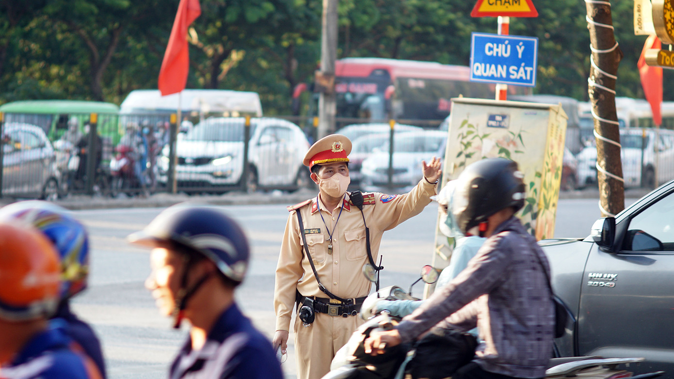 Lực lượng CSGT phân luồng giao thông chiều 31/8. Ảnh: Thanh Hà