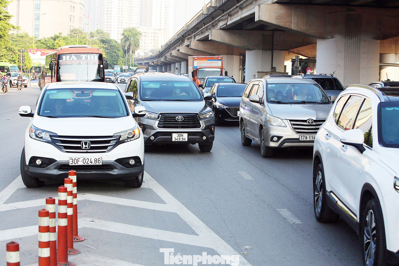 Một số phương tiện di chuyển lộn xộn dẫn đến ùn ứ.