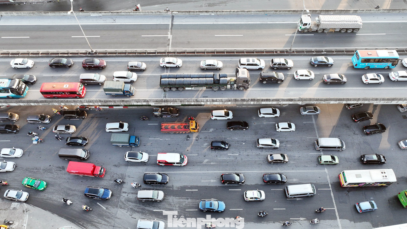 Mật độ phương tiện trên đường Vành đai 3 trên cao và phía dưới khá đông.