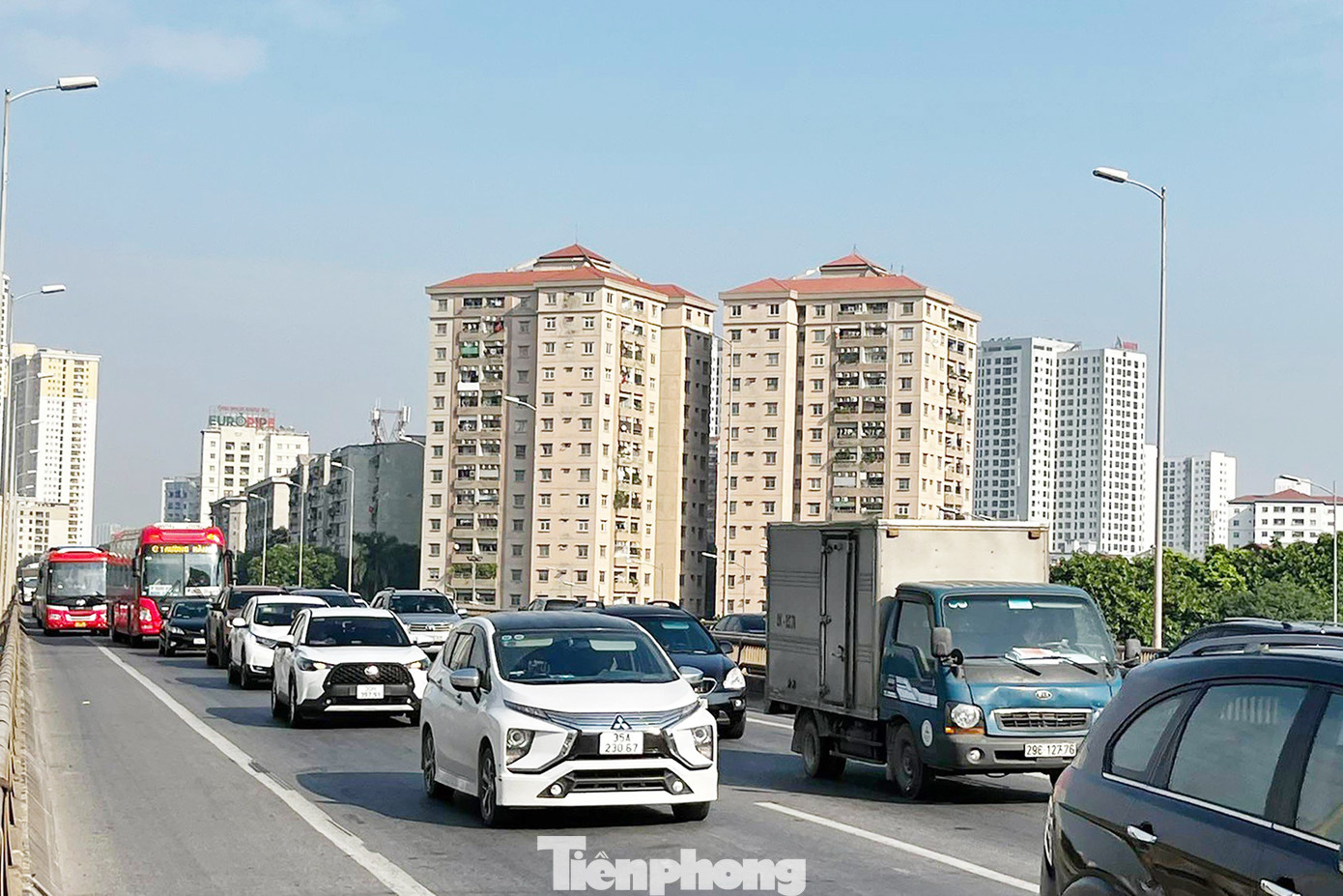 Phía trên đường Vành đai 3 trên cao các phương tiện đi rất chậm.