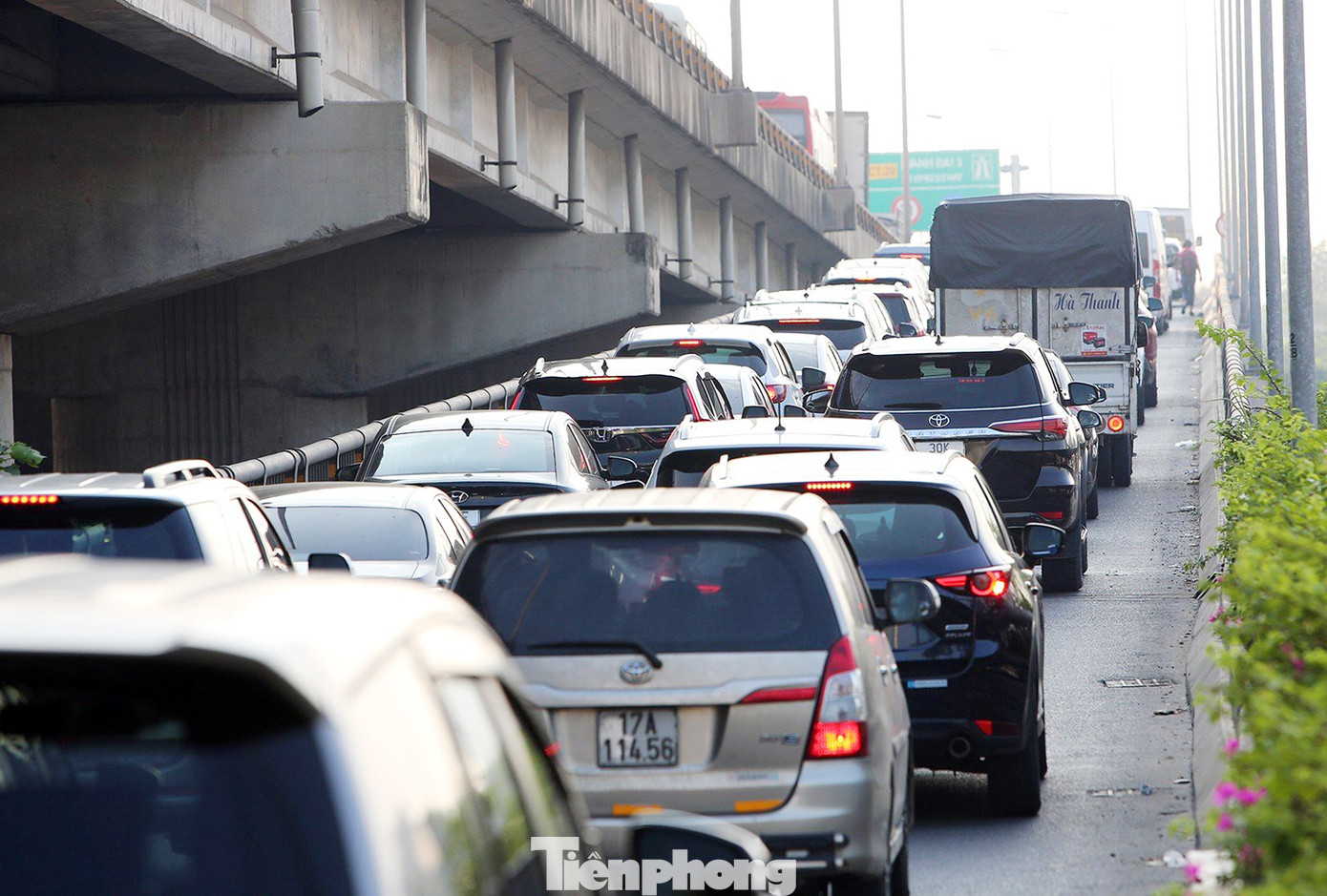 Ô tô nối đuôi nhau từ đường nhánh lên Vành đai 3 trên cao.