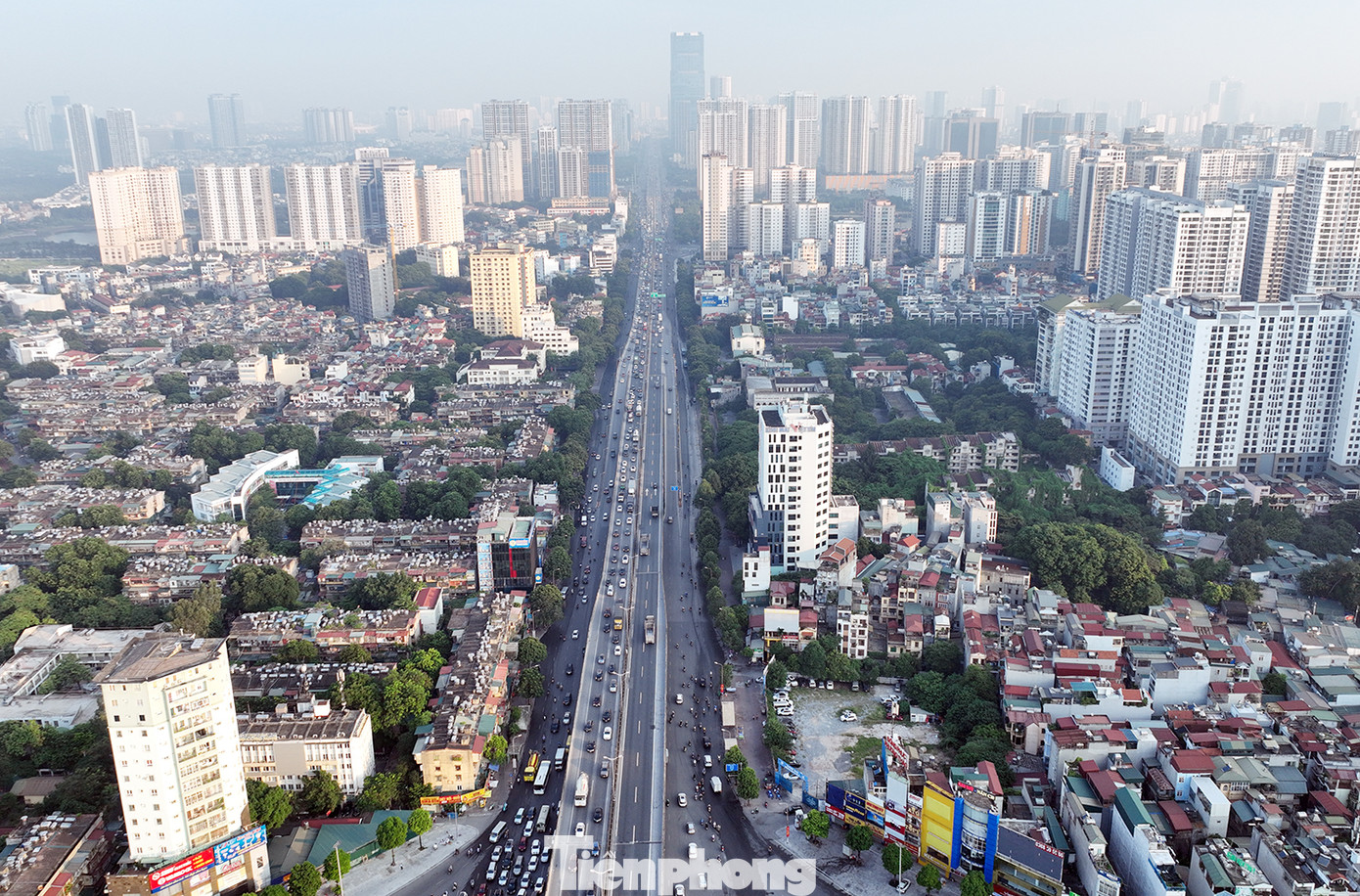 Ô tô nối đuôi nhau từ khu vực Mai Dịch đi Linh Đàm.