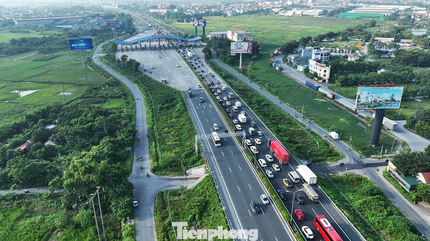 Sáng 1/9, tại lối vào cao tốc Pháp Vân - Cầu Giẽ (trạm thu phí) ùn dài.