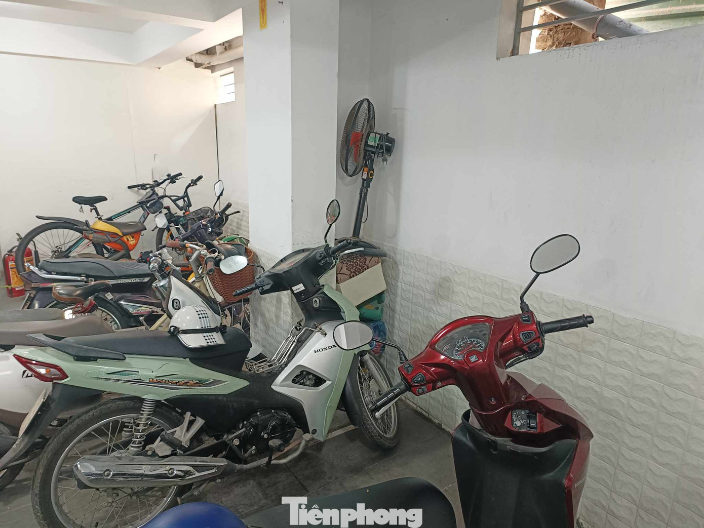 Hầu hết những người thuê phòng đều là sinh viên. Đơn vị quản lý ngôi nhà cho biết thêm, ở đây có quy định việc sạc điện xe đạp, xe máy chỉ được thực hiện vào ban ngày, đến 23h là ngắt hệ thống điện dùng cho việc sạc xe để bảo đảm an toàn PCCC. Hầu hết những người thuê phòng đều là sinh viên. Đơn vị quản lý ngôi nhà cho biết thêm, ở đây có quy định việc sạc điện xe đạp, xe máy chỉ được thực hiện vào ban ngày, đến 23h là ngắt hệ thống điện dùng cho việc sạc xe để bảo đảm an toàn PCCC.