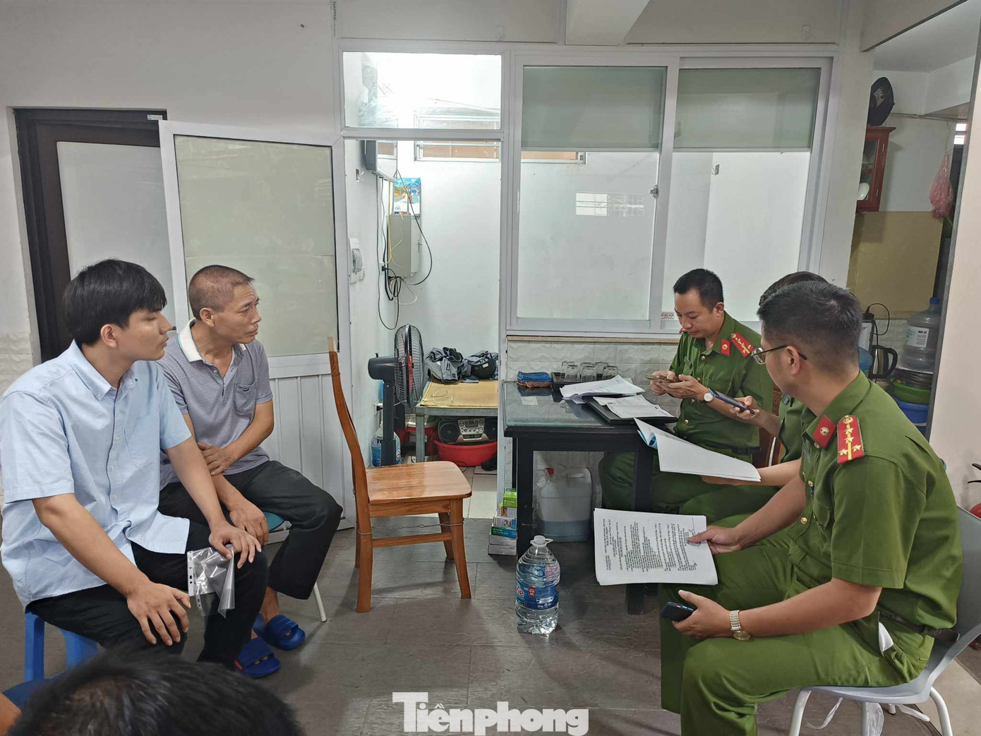 Đoàn liên ngành làm việc với chủ ngôi nhà và đơn vị quản lý. Đoàn liên ngành làm việc với chủ ngôi nhà và đơn vị quản lý.